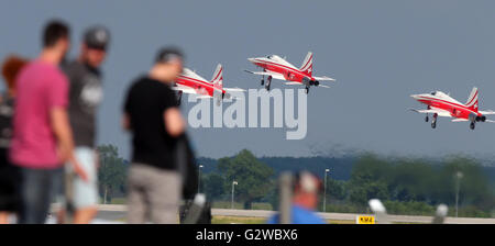 Schönefeld, Deutschland. 3. Juni 2016. Die Schweizer Kunstflug-Staffel Düsen "Patrouille Suisse" mit ihrer Northrop F-5E Tiger II in Aktion während der erste Tag der offenen Tür am International Aerospace Exhibition (ILA) in Schönefeld, Deutschland, 3. Juni 2016. Die Air Show auf dem südlichen Teil des Flughafens Schönefeld ist geöffnet vom 1. Juni bis 4. Juni 2016. Foto: WOLFGANG KUMM/Dpa/Alamy Live News Stockfoto