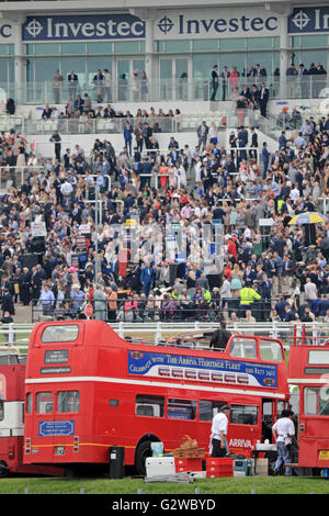 Epsom Downs, Surrey, England, UK. 3. Juni 2016. Ladies Day bei Epsom Downs Racecourse. Die traditionelle öffnen Top Busse vor der Tribüne, wo Rennen Gänger kommen, um die besten Flachrennen in der Welt zu sehen. Bildnachweis: Julia Gavin UK/Alamy Live-Nachrichten Stockfoto