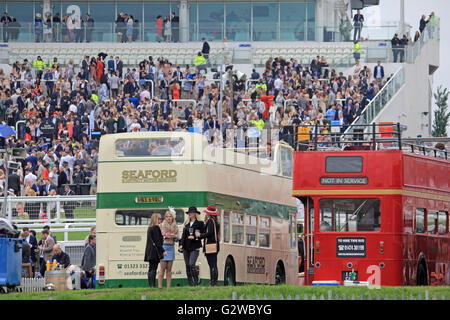 Epsom Downs, Surrey, England, UK. 3. Juni 2016. Ladies Day bei Epsom Downs Racecourse. Die traditionelle öffnen Top Busse vor der Tribüne, wo Rennen Gänger kommen, um die größte Flachrennen in der Welt zu sehen. Bildnachweis: Julia Gavin UK/Alamy Live-Nachrichten Stockfoto