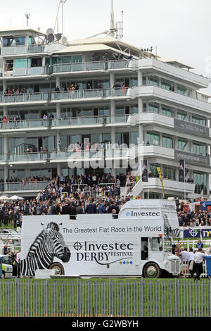 Epsom Downs, Surrey, England, UK. 3. Juni 2016. Ladies Day bei Epsom Downs Racecourse. Die traditionelle öffnen Top Busse vor der Tribüne, wo Rennen Gänger kommen, um die größte Flachrennen in der Welt zu sehen. Bildnachweis: Julia Gavin UK/Alamy Live-Nachrichten Stockfoto