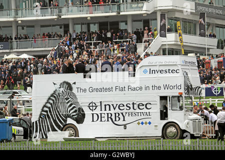 Epsom Downs, Surrey, England, UK. 3. Juni 2016. Ladies Day bei Epsom Downs Racecourse. Die traditionelle öffnen Top Busse vor der Tribüne, wo Rennen Gänger kommen, um die größte Flachrennen in der Welt zu sehen. Bildnachweis: Julia Gavin UK/Alamy Live-Nachrichten Stockfoto