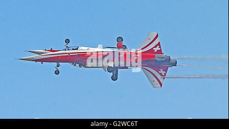 Schönefeld, Deutschland. 3. Juni 2016. Die Schweizer Kunstflug-Staffel Düsen "Patrouille Suisse" mit ihrer Northrop F-5E Tiger II in Aktion während der erste Tag der offenen Tür am International Aerospace Exhibition (ILA) in Schönefeld, Deutschland, 3. Juni 2016. Die Air Show auf dem südlichen Teil des Flughafens Schönefeld ist geöffnet vom 1. Juni bis 4. Juni 2016. Foto: WOLFGANG KUMM/Dpa/Alamy Live News Stockfoto