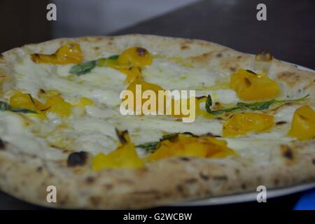 Giugliano in Campania, Italien. 12. März 2016. Gourmet-Pizza mit gelben Tomaten. Pizza 4 berühmte neapolitanische Pizzabäcker: Enzo Coccia, Luigi Cippitelli, Francesco Gallifuoco und der Pizzabäcker der Pizzeria "Voglia di Pizza" genannt. Pizza ist eines der berühmtesten italienischen Gerichte. Es findet seinen besten Ausdruck in Neapel. © Maria Consiglia Izzo/Pacific Press/Alamy Live-Nachrichten Stockfoto