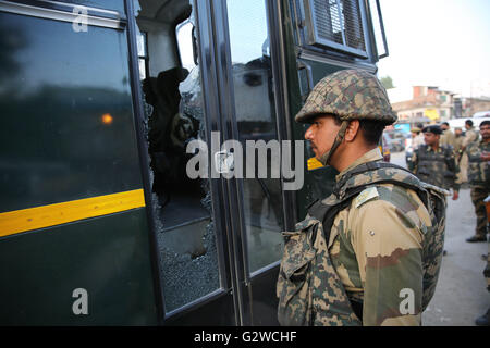 Srinagar, Kaschmir Indien kontrollierten. 3. Juni 2016. Ein Mitglied von Indiens Border Security Force (BSF) prüft einen beschädigten Konvoi die von Militanten in Bijbehera Stadt Anantnag Bezirk, etwa 44 km südlich von Srinagar Stadt, die Sommer-Hauptstadt von Indien kontrollierten Kaschmir, 3. Juni 2016 angegriffen wurde. Der militante Angriff auf Konvoi von Indiens Border Security Force (BSF) am Freitag hat drei Grenzsoldaten das Leben gekostet und neun weitere verletzt, zwei von ihnen schwer, in unruhigen Indien kontrollierten Kaschmir, sagten Beamte. Bildnachweis: Javed Dar/Xinhua/Alamy Live-Nachrichten Stockfoto