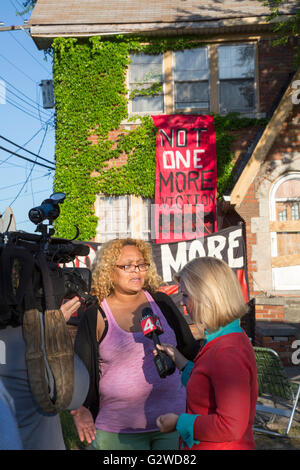 Detroit, Michigan USA 3. Juni 2016 - Jennette Shannon Gespräche mit einem TV-Reporter wie Anhänger versuchen zu verhindern, dass Thor Real Estate vertreiben sie aus ihrem Haus. Zwar wurden zweimaligen Vertreibung, eine dritte, geschützt von der Polizei gelang es, Shannon Obdachlose zurückgedreht. Stockfoto