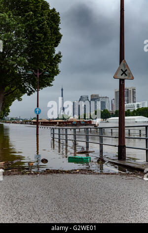 Paris, Frankreich. 3. Juni 2016. Seine Flusswasser Überschwemmungen nach größeren Regenfällen. Überfluteten Straße mit Eiffelturm im Hintergrund Credit: Guillaume Louyot/Alamy Live News Stockfoto