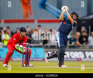 Old Trafford, Manchester, UK. 3. Juni 2016. NatWest T20 Blast. Lancashire Lightning gegen Yorkshire Wikinger. Yrorkshire Schlagmann Joe Root führte die Wimper Antwort Lancashire blitzschnell ihre 20 Overs 204-7 erzielte. Bildnachweis: Aktion Plus Sport/Alamy Live-Nachrichten Stockfoto