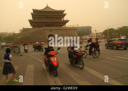 Zhangye, Chinas Provinz Gansu. 3. Juni 2016. Leute Fahrt in Sand und Staub in Zhangye Stadt, Nordwesten Chinas Provinz Gansu, 3. Juni 2016. Ein Sandsturm traf die Stadt am Freitag Nachmittag. Bildnachweis: Chen Li/Xinhua/Alamy Live-Nachrichten Stockfoto