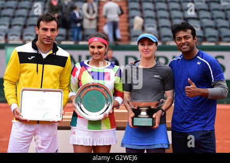 Paris, Frankreich. 4. Juni 2016. Roland Garros, Paris, France, French Open Tennis Championships, 13. Tag. Martina Hingis (SUI) und Leander Paes (IND) feiern ihren Sieg mit Finalisten Sania Mirza (IND) und Ivan Dodig (CRO) Credit: Action Plus Sport Bilder/Alamy Live News Stockfoto