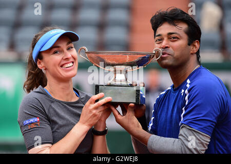 Paris, Frankreich. 4. Juni 2016. Roland Garros, Paris, France, French Open Tennis Championships, 13. Tag. Martina Hingis (SUI) und Leander Paes (IND) feiern Thei Finalsieg gegen Sania Mirza (IND) und Ivan Dodig (CRO) Credit: Action Plus Sport Bilder/Alamy Live News Stockfoto