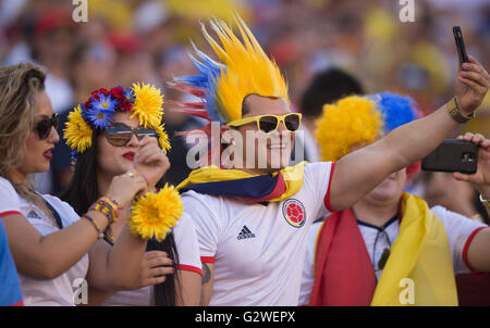 Santa Clara, USA. 3. Juni 2016. Zuschauer nehmen Selfie während der Eröffnungsfeier der Copa America Centenario Spiele im Levi's-Stadion in Santa Clara, Kalifornien, Vereinigte Staaten, 3. Juni 2016. Bildnachweis: Yang Lei/Xinhua/Alamy Live-Nachrichten Stockfoto