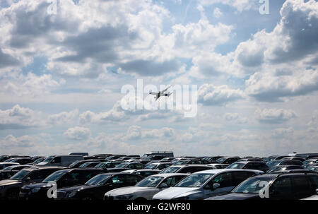 Berlin, Deutschland. 3. Juni 2016. Airbus A-350 Verkehrsflugzeug fliegt über einen Parkplatz, da es während der 2016 ILA Berlin Air Show in Berlin, Deutschland, am 3. Juni 2016 führt. Die 4-Tages-ILA-Ausstellung startete am Mittwoch mit der Teilnahme von 1.017 Aussteller aus 37 Ländern und Regionen. Bildnachweis: Zhang Fan/Xinhua/Alamy Live-Nachrichten Stockfoto