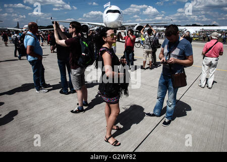 Berlin, Deutschland. 3. Juni 2016. Menschen fotografieren und genießen selbst vor ein Verkehrsflugzeug Airbus A-350 während der 2016 ILA Berlin Air Show in Berlin, Deutschland, am 3. Juni 2016. Die 4-Tages-ILA-Ausstellung startete am Mittwoch mit der Teilnahme von 1.017 Aussteller aus 37 Ländern und Regionen. Bildnachweis: Zhang Fan/Xinhua/Alamy Live-Nachrichten Stockfoto