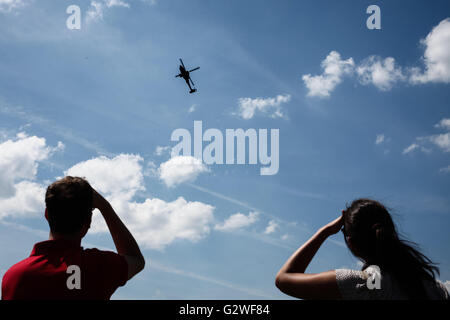 Berlin, Deutschland. 3. Juni 2016. Menschen sehen die Leistung eines AH-64 Apache Angriff Hubschrauber während der ILA Berlin Air Show 2016 in Berlin, Deutschland, am 3. Juni 2016. Die 4-Tages-ILA-Ausstellung startete am Mittwoch mit der Teilnahme von 1.017 Aussteller aus 37 Ländern und Regionen. Bildnachweis: Zhang Fan/Xinhua/Alamy Live-Nachrichten Stockfoto