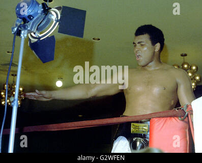 Arlington, Virginia, USA. 20. April 1976. Schwergewichts-Weltmeister Muhammad Ali "Wellenlinien" als er vor der Presse während einer Trainingseinheit für seinen Kampf gegen Jimmy Young in Arlington, Virginia am 20. April, 1976.Credit spricht: Arnie Sachs/CNP © Arnie Sachs/CNP/ZUMA Draht/Alamy Live News Stockfoto