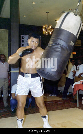 Arlington, Virginia, USA. 20. April 1976. Schwergewichts-Weltmeister Muhammad Ali trifft eine Tasche, wie er für seinen Kampf gegen Jimmy Young in Arlington, Virginia am 20. April 1976 trainiert. Bildnachweis: Arnie Sachs/CNP © Arnie Sachs/CNP/ZUMA Draht/Alamy Live-Nachrichten Stockfoto