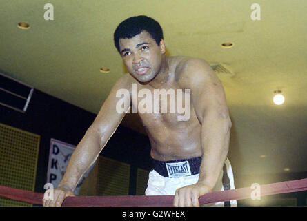 Arlington, Virginia, USA. 20. April 1976. Schwergewichts-Weltmeister Muhammad Ali spricht vor der Presse während einer Trainingseinheit für seinen Kampf gegen Jimmy Young in Arlington, Virginia am 20. April, 1976.Credit: Arnie Sachs/CNP © Arnie Sachs/CNP/ZUMA Draht/Alamy Live News Stockfoto