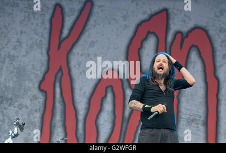 Nürnberg, Deutschland. 3. Juni 2016. Jonathan Davis, Sänger der US-amerikanischen Hard-Rockband Korn, führt auf der Bühne beim Musikfestival "Rock Im Park" (Rock im Park) in Nürnberg, 3. Juni 2016. Mehr als 80 Bands werden sich voraussichtlich auf dem Festival bis zum 05 Juni durchführen. Foto: DANIEL KARMANN/Dpa/Alamy Live News Stockfoto