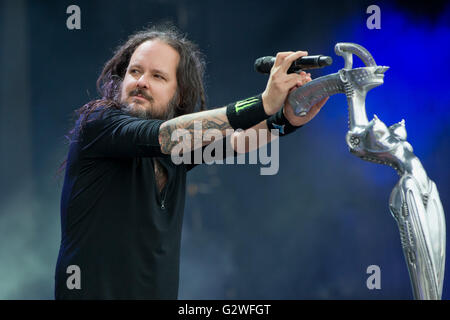 Nürnberg, Deutschland. 3. Juni 2016. Jonathan Davis, Sänger der US-amerikanischen Hard-Rockband Korn, führt auf der Bühne beim Musikfestival "Rock Im Park" (Rock im Park) in Nürnberg, 3. Juni 2016. Mehr als 80 Bands werden sich voraussichtlich auf dem Festival bis zum 05 Juni durchführen. Foto: DANIEL KARMANN/Dpa/Alamy Live News Stockfoto