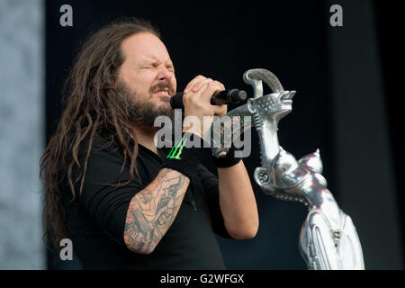 Nürnberg, Deutschland. 3. Juni 2016. Jonathan Davis, Sänger der US-amerikanischen Hard-Rockband Korn, führt auf der Bühne beim Musikfestival "Rock Im Park" (Rock im Park) in Nürnberg, 3. Juni 2016. Mehr als 80 Bands werden sich voraussichtlich auf dem Festival bis zum 05 Juni durchführen. Foto: DANIEL KARMANN/Dpa/Alamy Live News Stockfoto