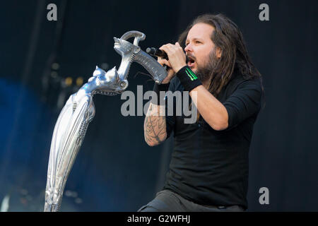 Nürnberg, Deutschland. 3. Juni 2016. Jonathan Davis, Sänger der US-amerikanischen Hard-Rockband Korn, führt auf der Bühne beim Musikfestival "Rock Im Park" (Rock im Park) in Nürnberg, 3. Juni 2016. Mehr als 80 Bands werden sich voraussichtlich auf dem Festival bis zum 05 Juni durchführen. Foto: DANIEL KARMANN/Dpa/Alamy Live News Stockfoto