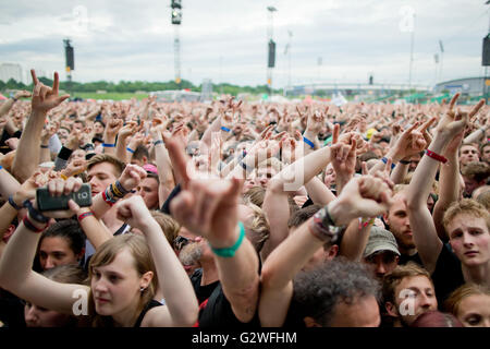 Nürnberg, Deutschland. 3. Juni 2016. Menschen machen das Zeichen der Hörner während eines Konzerts in der Musik Festival "Rock Im Park" (Rock im Park) in Nürnberg, 3. Juni 2016. Mehr als 80 Bands werden sich voraussichtlich auf dem Festival bis zum 05 Juni durchführen. Foto: DANIEL KARMANN/Dpa/Alamy Live News Stockfoto