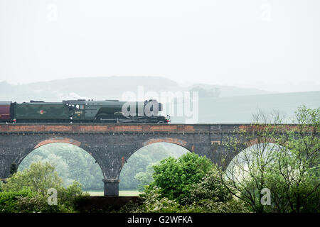 Welland-Viadukt, Northamptonshire, UK. 4. Juni 2016. Im Alter von 93; Flying Scotsman; die erste Lokomotive, die eine Geschwindigkeit von 100 mph erreichen; und wahrscheinlich der berühmteste Dampfzug der Welt; jetzt verjüngt nach einer Sanierung dauert zehn Jahre und kostet £4. Bildnachweis: Vermischtes/Alamy Live News Stockfoto