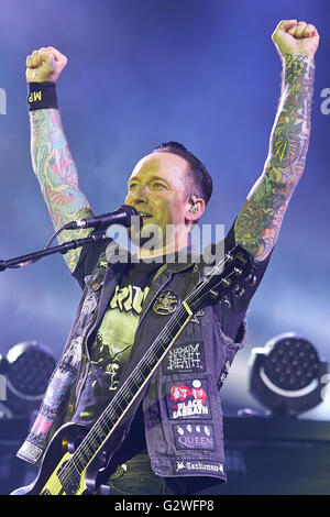 Mendig, Deutschland. 4. Juni 2016. Frontmann Michael Schon Poulsen der dänische Metal-Band Volbeat führt beim Musikfestival "Rock am Ring" (Rock am Ring) in Mendig, Deutschland, 4. Juni 2016. Foto: THOMAS FREY/Dpa/Alamy Live News Stockfoto