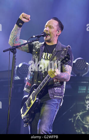 Mendig, Deutschland. 4. Juni 2016. Frontmann Michael Schon Poulsen der dänische Metal-Band Volbeat führt beim Musikfestival "Rock am Ring" (Rock am Ring) in Mendig, Deutschland, 4. Juni 2016. Foto: THOMAS FREY/Dpa/Alamy Live News Stockfoto