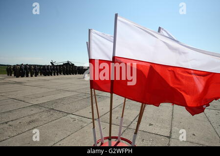 Pruszcz Gdanski, Polen 4. Juni 2016 49. Air Base in Pruszcz Gdanski. Dutzend nationalen Reservekräfte militärische Übersetzungseinsatz Eid Zeremonie wird gesehen. Nationale Reserve Kräfte (NSR) ist ein Bürger freiwillig militärische Formation in der zweiten Hälfte des Jahres 2010 nach dem Gesetz über die universelle Pflicht zur Verteidigung der polnischen Republik Polen gegründet. Das Gerät ist nach dem Vorbild der National Guard erstellt. Stockfoto