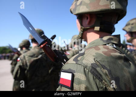 Pruszcz Gdanski, Polen 4. Juni 2016 49. Air Base in Pruszcz Gdanski. Dutzend nationalen Reservekräfte militärische Übersetzungseinsatz Eid Zeremonie wird gesehen. Nationale Reserve Kräfte (NSR) ist ein Bürger freiwillig militärische Formation in der zweiten Hälfte des Jahres 2010 nach dem Gesetz über die universelle Pflicht zur Verteidigung der polnischen Republik Polen gegründet. Das Gerät ist nach dem Vorbild der National Guard erstellt. Stockfoto