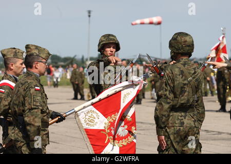 Pruszcz Gdanski, Polen 4. Juni 2016 49. Air Base in Pruszcz Gdanski. Dutzend nationalen Reservekräfte militärische Übersetzungseinsatz Eid Zeremonie wird gesehen. Nationale Reserve Kräfte (NSR) ist ein Bürger freiwillig militärische Formation in der zweiten Hälfte des Jahres 2010 nach dem Gesetz über die universelle Pflicht zur Verteidigung der polnischen Republik Polen gegründet. Das Gerät ist nach dem Vorbild der National Guard erstellt. Stockfoto