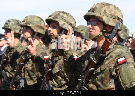 Pruszcz Gdanski, Polen 4. Juni 2016 49. Air Base in Pruszcz Gdanski. Dutzend nationalen Reservekräfte militärische Übersetzungseinsatz Eid Zeremonie wird gesehen. Nationale Reserve Kräfte (NSR) ist ein Bürger freiwillig militärische Formation in der zweiten Hälfte des Jahres 2010 nach dem Gesetz über die universelle Pflicht zur Verteidigung der polnischen Republik Polen gegründet. Das Gerät ist nach dem Vorbild der National Guard erstellt. Stockfoto