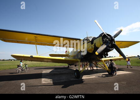 Pruszcz Gdanski, Polen 4. Juni 2016 Luftfahrtmesse in der 49. Air Base in Pruszcz Gdanski. Militärische Ausrüstung, Flugzeuge und Hubschrauber wurden auf der Messe gezeigt. Der wichtigste Punkt wurde von der U.S. Air Force Boeing AH-64 Apache Hubschrauber landen. Bildnachweis: Michal Fludra/Alamy Live-Nachrichten Stockfoto