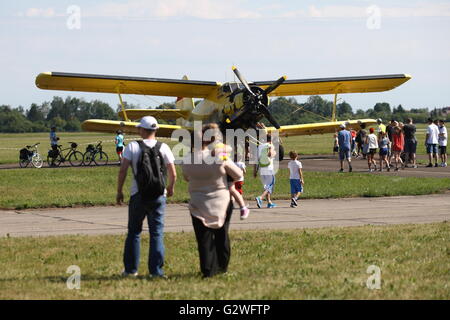Pruszcz Gdanski, Polen 4. Juni 2016 Luftfahrtmesse in der 49. Air Base in Pruszcz Gdanski. Militärische Ausrüstung, Flugzeuge und Hubschrauber wurden auf der Messe gezeigt. Der wichtigste Punkt wurde von der U.S. Air Force Boeing AH-64 Apache Hubschrauber landen. Stockfoto