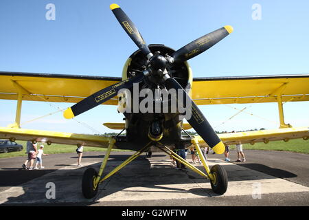 Pruszcz Gdanski, Polen 4. Juni 2016 Luftfahrtmesse in der 49. Air Base in Pruszcz Gdanski. Militärische Ausrüstung, Flugzeuge und Hubschrauber wurden auf der Messe gezeigt. Der wichtigste Punkt wurde von der U.S. Air Force Boeing AH-64 Apache Hubschrauber landen. Stockfoto