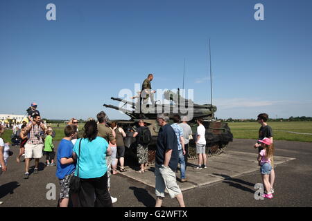 Pruszcz Gdanski, Polen 4. Juni 2016 Luftfahrtmesse in der 49. Air Base in Pruszcz Gdanski. Militärische Ausrüstung, Flugzeuge und Hubschrauber wurden auf der Messe gezeigt. Der wichtigste Punkt wurde von der U.S. Air Force Boeing AH-64 Apache Hubschrauber landen. Stockfoto
