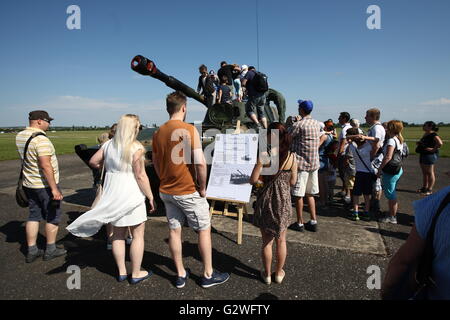 Pruszcz Gdanski, Polen 4. Juni 2016 Luftfahrtmesse in der 49. Air Base in Pruszcz Gdanski. Militärische Ausrüstung, Flugzeuge und Hubschrauber wurden auf der Messe gezeigt. Der wichtigste Punkt wurde von der U.S. Air Force Boeing AH-64 Apache Hubschrauber landen. Stockfoto