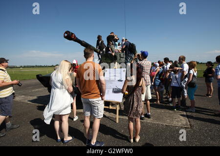 Pruszcz Gdanski, Polen 4. Juni 2016 Luftfahrtmesse in der 49. Air Base in Pruszcz Gdanski. Militärische Ausrüstung, Flugzeuge und Hubschrauber wurden auf der Messe gezeigt. Der wichtigste Punkt wurde von der U.S. Air Force Boeing AH-64 Apache Hubschrauber landen. Stockfoto