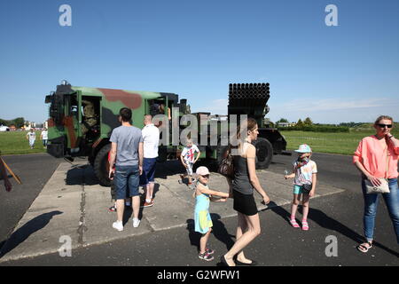 Pruszcz Gdanski, Polen 4. Juni 2016 Luftfahrtmesse in der 49. Air Base in Pruszcz Gdanski. Militärische Ausrüstung, Flugzeuge und Hubschrauber wurden auf der Messe gezeigt. Der wichtigste Punkt wurde von der U.S. Air Force Boeing AH-64 Apache Hubschrauber landen. Stockfoto