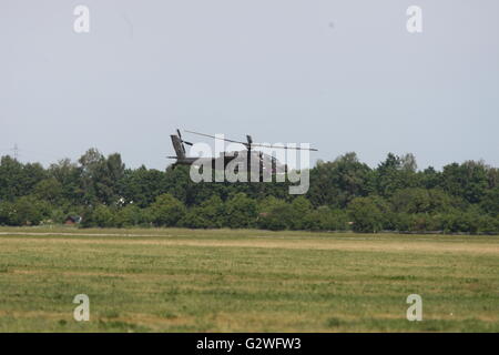 Pruszcz Gdanski, Polen 4. Juni 2016 Luftfahrtmesse in der 49. Air Base in Pruszcz Gdanski. Militärische Ausrüstung, Flugzeuge und Hubschrauber wurden auf der Messe gezeigt. Der wichtigste Punkt war der Landung von der U.S. Air Force Boeing AH-64 Apache Hubschrauber (im Bild) Stockfoto