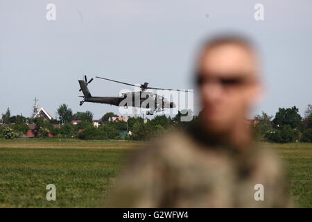Pruszcz Gdanski, Polen 4. Juni 2016 Luftfahrtmesse in der 49. Air Base in Pruszcz Gdanski. Militärische Ausrüstung, Flugzeuge und Hubschrauber wurden auf der Messe gezeigt. Der wichtigste Punkt war der Landung von der U.S. Air Force Boeing AH-64 Apache Hubschrauber (im Bild) Stockfoto