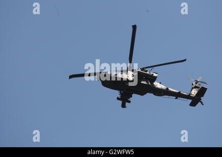 Pruszcz Gdanski, Polen 4. Juni 2016 Luftfahrtmesse in der 49. Air Base in Pruszcz Gdanski. Militärische Ausrüstung, Flugzeuge und Hubschrauber wurden auf der Messe gezeigt. Der wichtigste Punkt war der Landung von der U.S. Air Force Boeing AH-64 Apache Hubschrauber (im Bild) Stockfoto