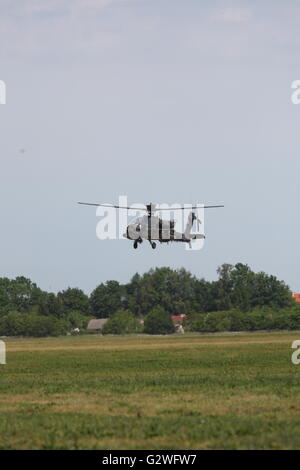 Pruszcz Gdanski, Polen 4. Juni 2016 Luftfahrtmesse in der 49. Air Base in Pruszcz Gdanski. Militärische Ausrüstung, Flugzeuge und Hubschrauber wurden auf der Messe gezeigt. Der wichtigste Punkt war die Landung von der US Air Force Boeing AH-64 Apache Hubschrauber (abgebildet) Credit: Michal Fludra/Alamy Live News Stockfoto