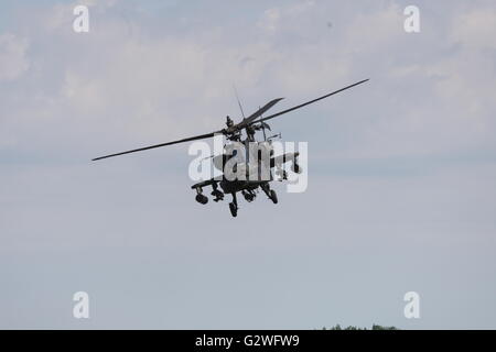 Pruszcz Gdanski, Polen 4. Juni 2016 Luftfahrtmesse in der 49. Air Base in Pruszcz Gdanski. Militärische Ausrüstung, Flugzeuge und Hubschrauber wurden auf der Messe gezeigt. Der wichtigste Punkt war die Landung von der US Air Force Boeing AH-64 Apache Hubschrauber (abgebildet) Credit: Michal Fludra/Alamy Live News Stockfoto