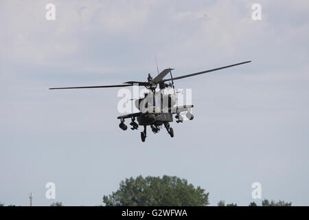 Pruszcz Gdanski, Polen 4. Juni 2016 Luftfahrtmesse in der 49. Air Base in Pruszcz Gdanski. Militärische Ausrüstung, Flugzeuge und Hubschrauber wurden auf der Messe gezeigt. Der wichtigste Punkt war die Landung von der US Air Force Boeing AH-64 Apache Hubschrauber (abgebildet) Credit: Michal Fludra/Alamy Live News Stockfoto