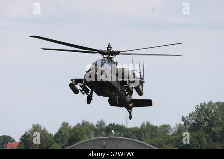 Pruszcz Gdanski, Polen 4. Juni 2016 Luftfahrtmesse in der 49. Air Base in Pruszcz Gdanski. Militärische Ausrüstung, Flugzeuge und Hubschrauber wurden auf der Messe gezeigt. Der wichtigste Punkt war die Landung von der US Air Force Boeing AH-64 Apache Hubschrauber (abgebildet) Credit: Michal Fludra/Alamy Live News Stockfoto