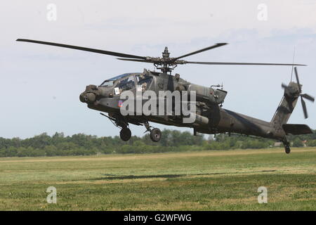 Pruszcz Gdanski, Polen 4. Juni 2016 Luftfahrtmesse in der 49. Air Base in Pruszcz Gdanski. Militärische Ausrüstung, Flugzeuge und Hubschrauber wurden auf der Messe gezeigt. Der wichtigste Punkt war die Landung von der US Air Force Boeing AH-64 Apache Hubschrauber (abgebildet) Credit: Michal Fludra/Alamy Live News Stockfoto