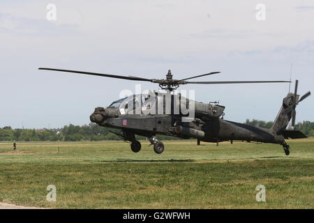 Pruszcz Gdanski, Polen 4. Juni 2016 Luftfahrtmesse in der 49. Air Base in Pruszcz Gdanski. Militärische Ausrüstung, Flugzeuge und Hubschrauber wurden auf der Messe gezeigt. Der wichtigste Punkt war die Landung von der US Air Force Boeing AH-64 Apache Hubschrauber (abgebildet) Credit: Michal Fludra/Alamy Live News Stockfoto