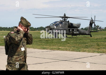 Pruszcz Gdanski, Polen 4. Juni 2016 Luftfahrtmesse in der 49. Air Base in Pruszcz Gdanski. Militärische Ausrüstung, Flugzeuge und Hubschrauber wurden auf der Messe gezeigt. Der wichtigste Punkt war die Landung von der US Air Force Boeing AH-64 Apache Hubschrauber (abgebildet) Credit: Michal Fludra/Alamy Live News Stockfoto